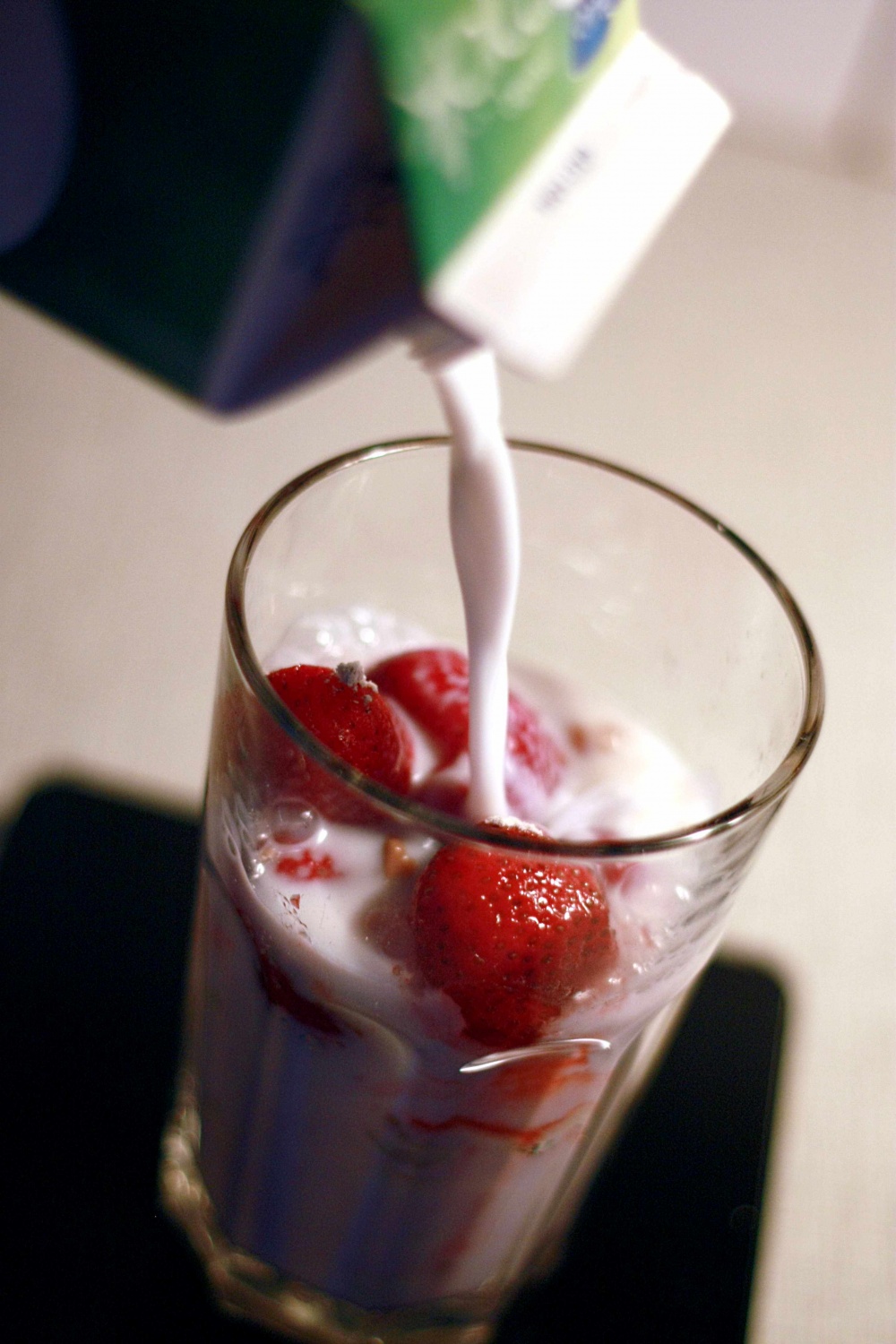 Frukost med jordgubbs- och&nbsp;banansmoothie