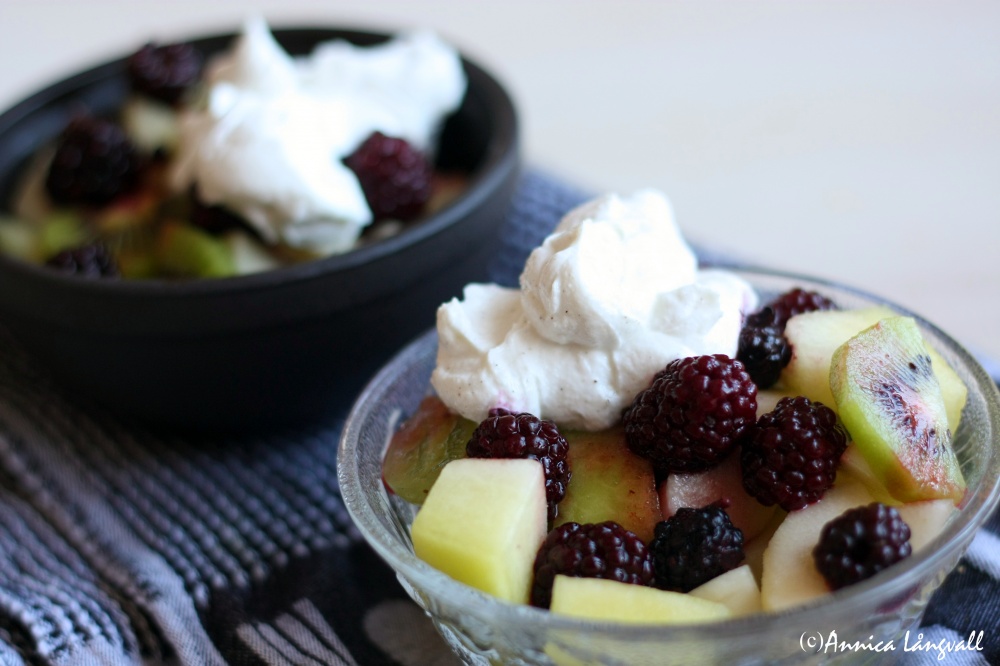 Fruktsallad med björnbär och kesella