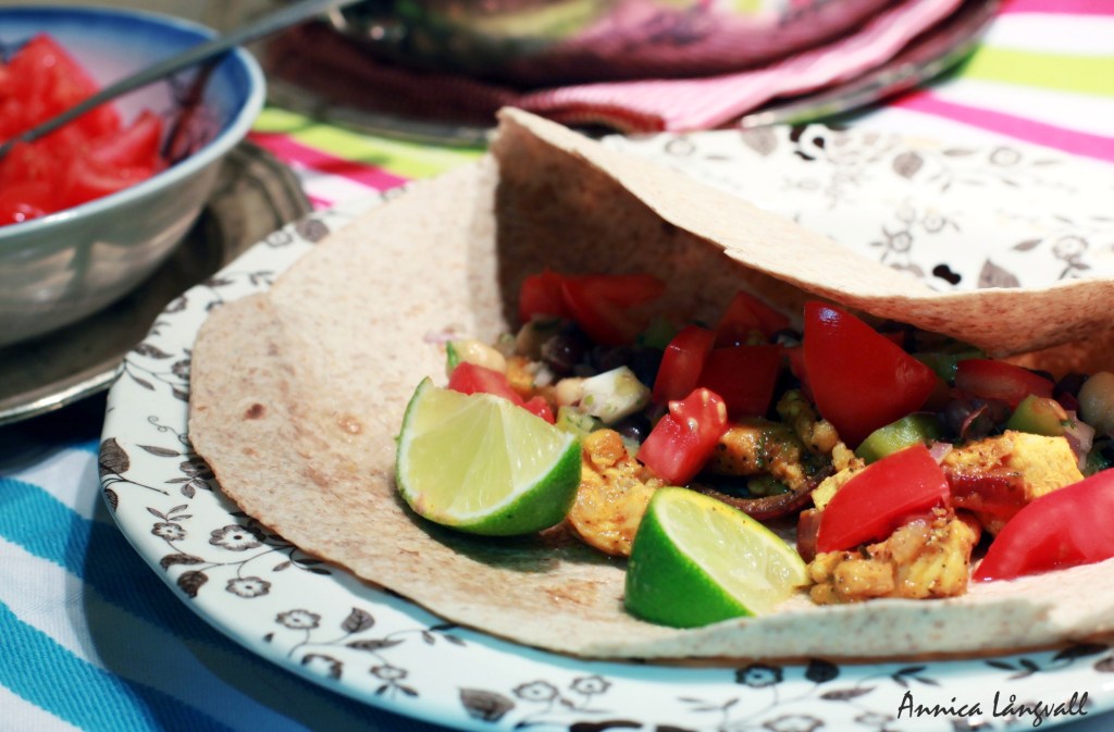 Bönsalsa och fajitakyckling i&nbsp;tortillas