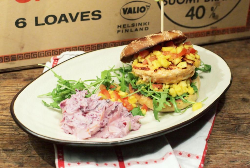 Laxburgare med mangosalsa och coleslaw