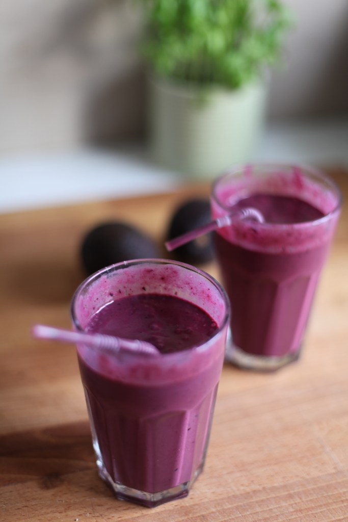 smoothie med avokado och blåbär