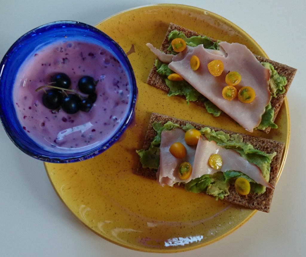 blå vinbärssmoothie och macka