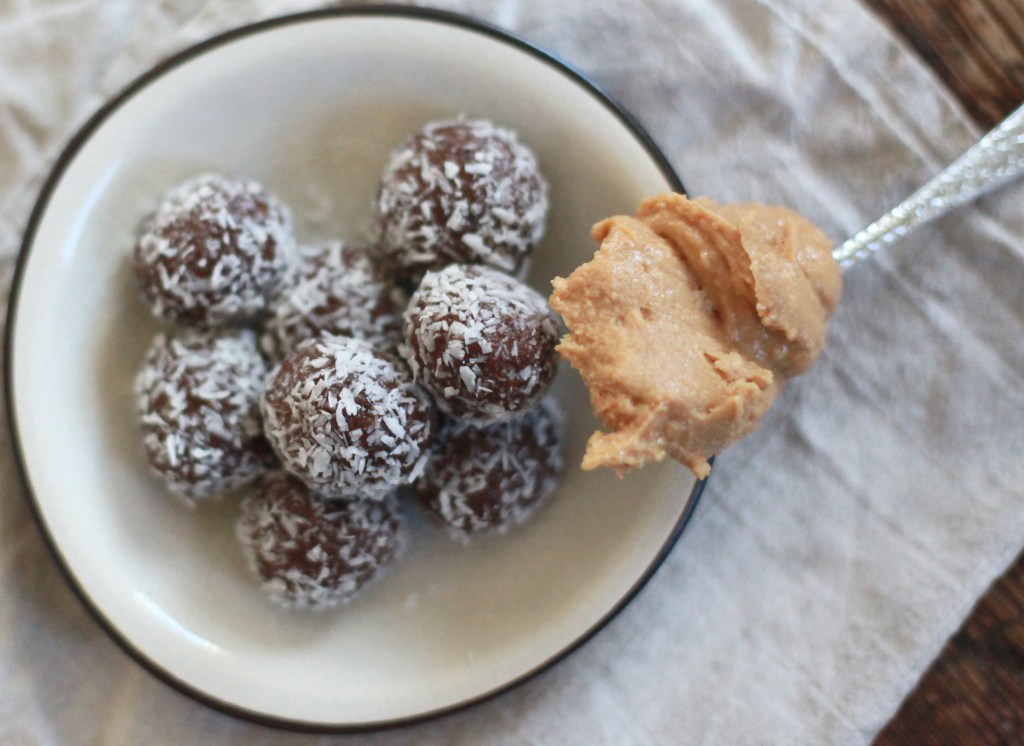 Jordnötsbollar med dadlar