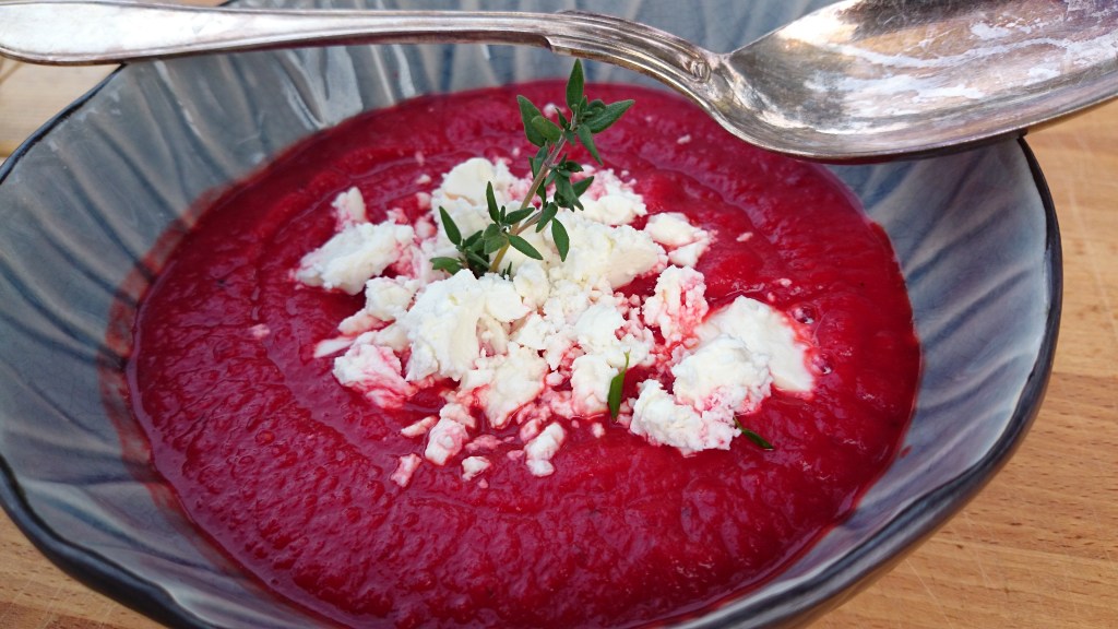 Rödbetssoppa med fetaosttopping