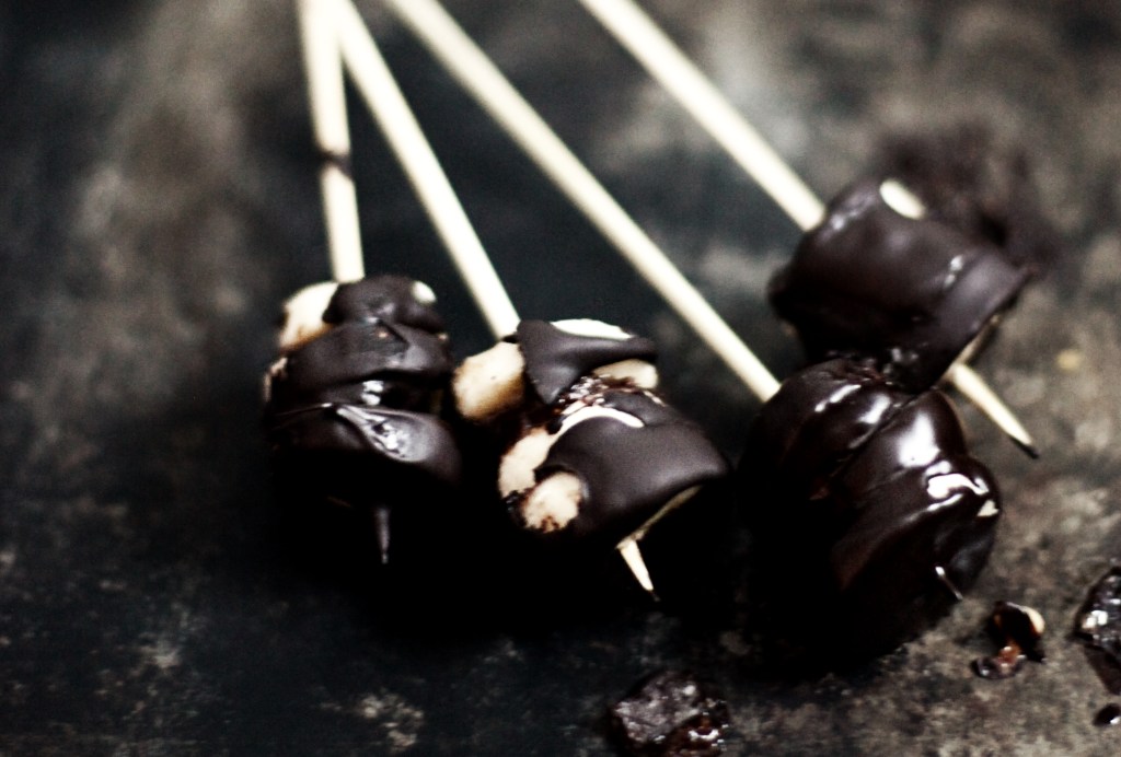 Bananapops banan med fyllning doppad i choklad dietistblogg