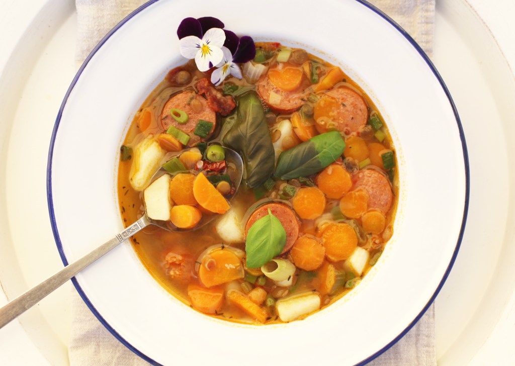 Mustig korv- och linssoppa med chorizo (och hur man får i sig mer&nbsp;baljväxter)