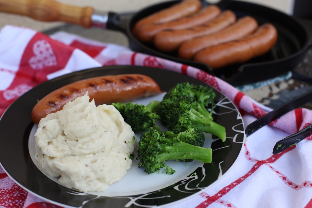 2 grillkorv med potatismos och broccoli