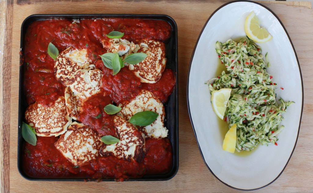 Ricottabiffar med tomatsås och&nbsp;zucchinisallad