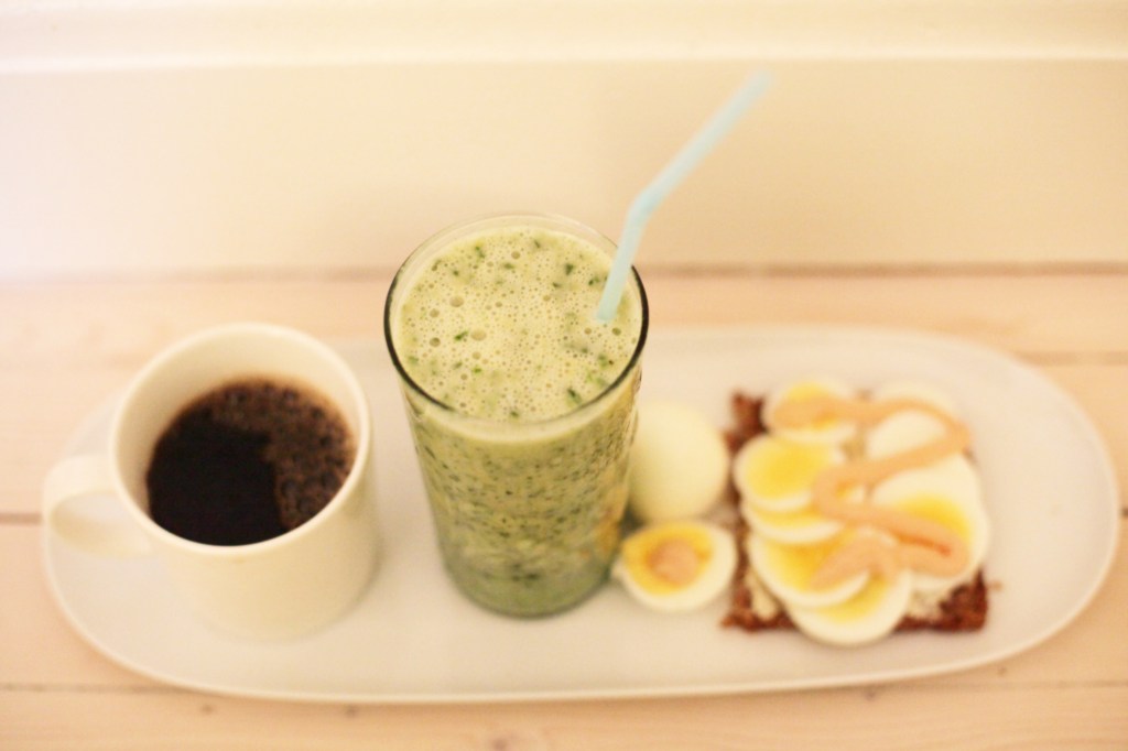 frukost ägg rågbröd smoothie