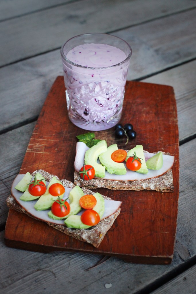 smothie och smörgås avokado tomat
