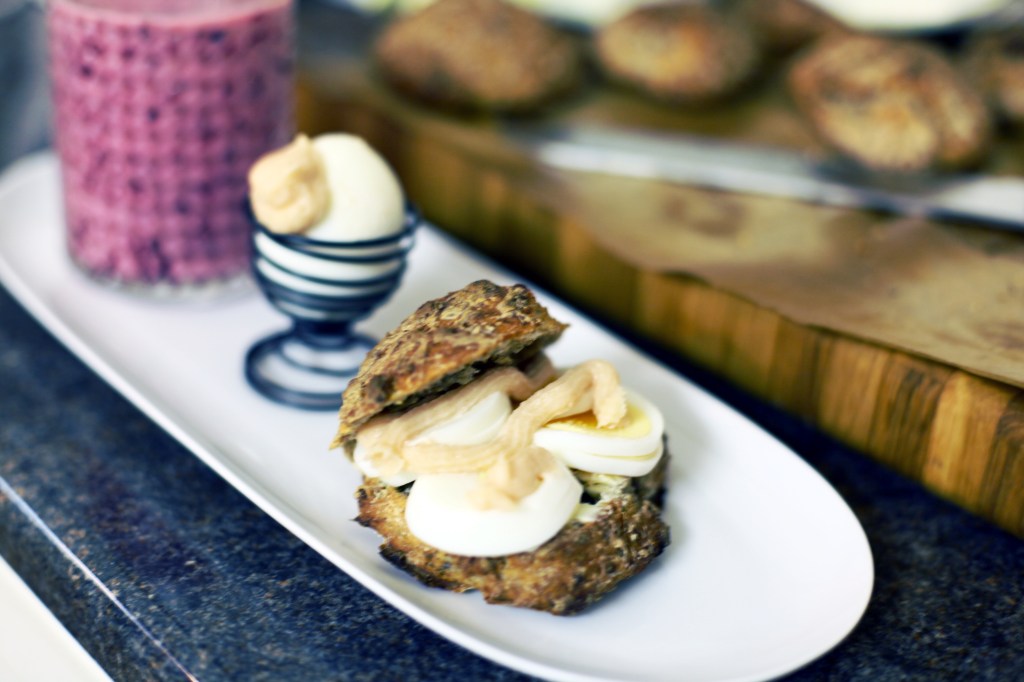 frukost med vinbärssmoothie och rågis med ägg 2