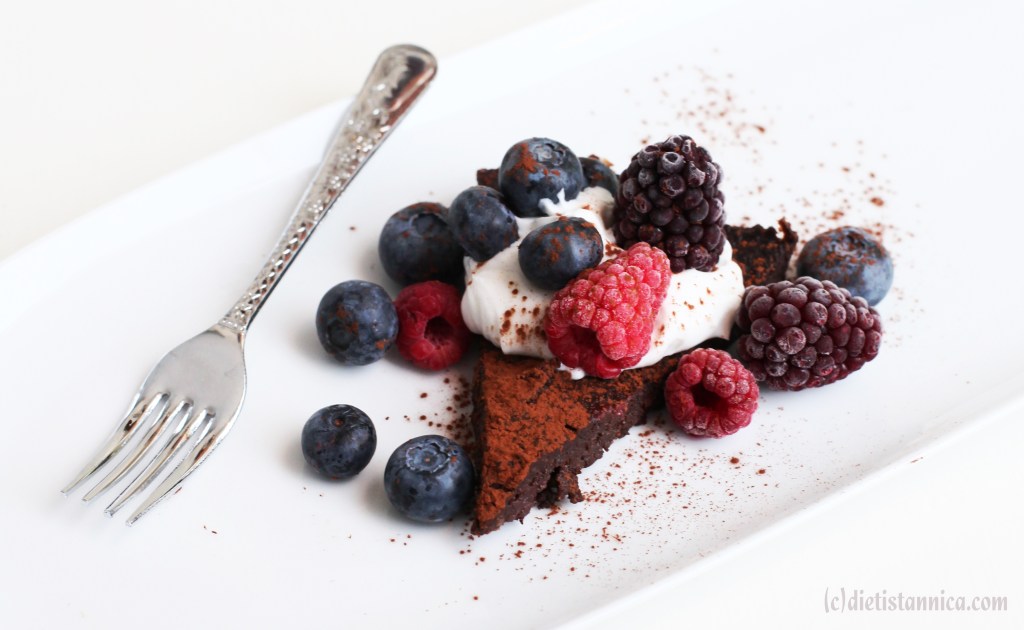 nyttig mjölkfri glutenfri sockerfri kladdkaka med dadlar avokado bär 1
