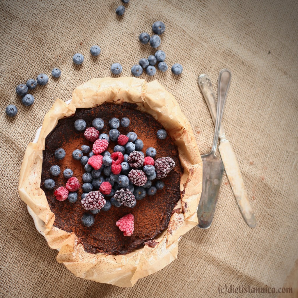 nyttig kladdkaka med dadlar avokado bär 4