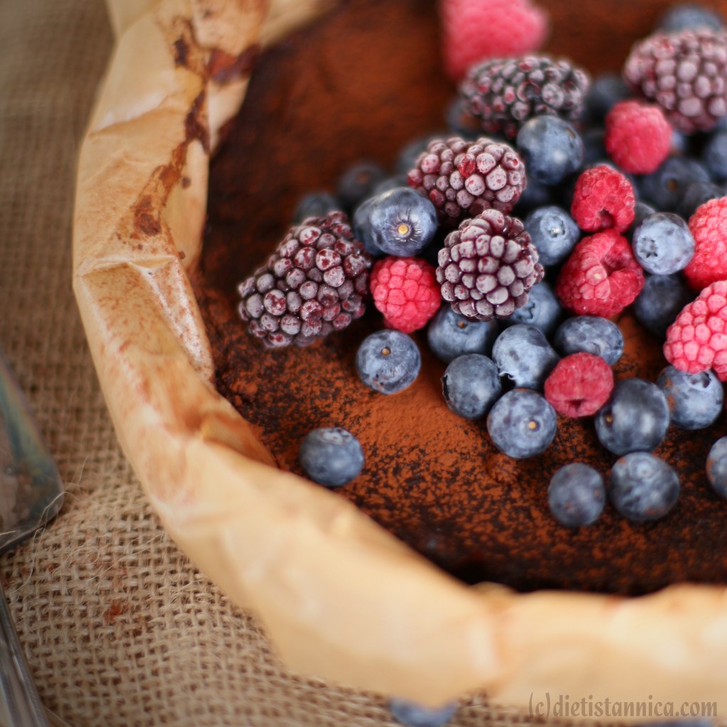 nyttig kladdkaka med dadlar avokado bär 6