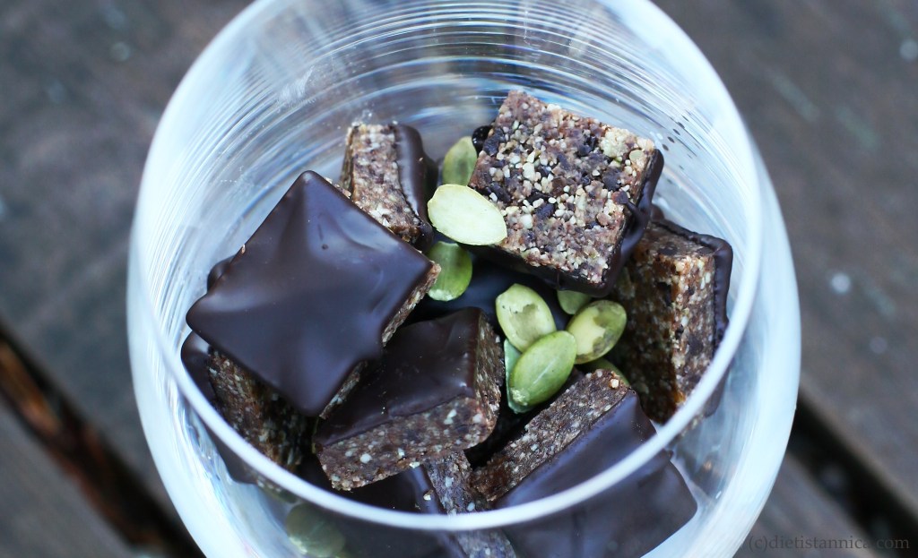 Kryddiga pumpafröbites – hälsosamt godis med pumpafrön och&nbsp;kokos