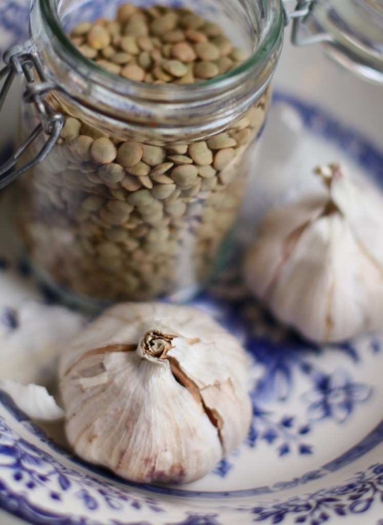 vitlök och gröna linser