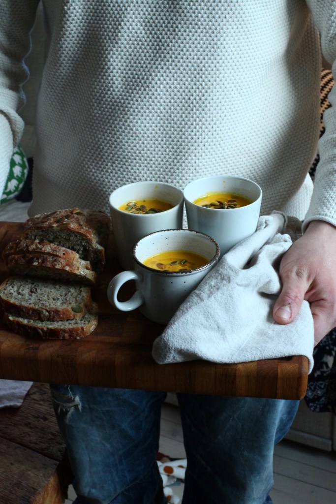 morotssoppa med ingefära i kopp 1