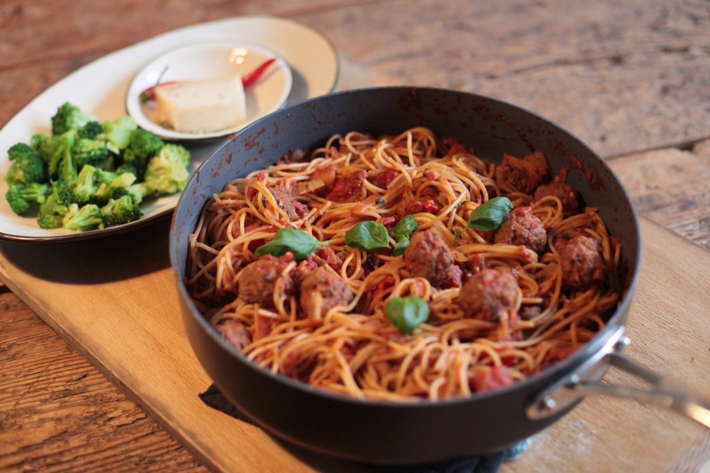 Pasta med köttbullar i tomatsås (2)