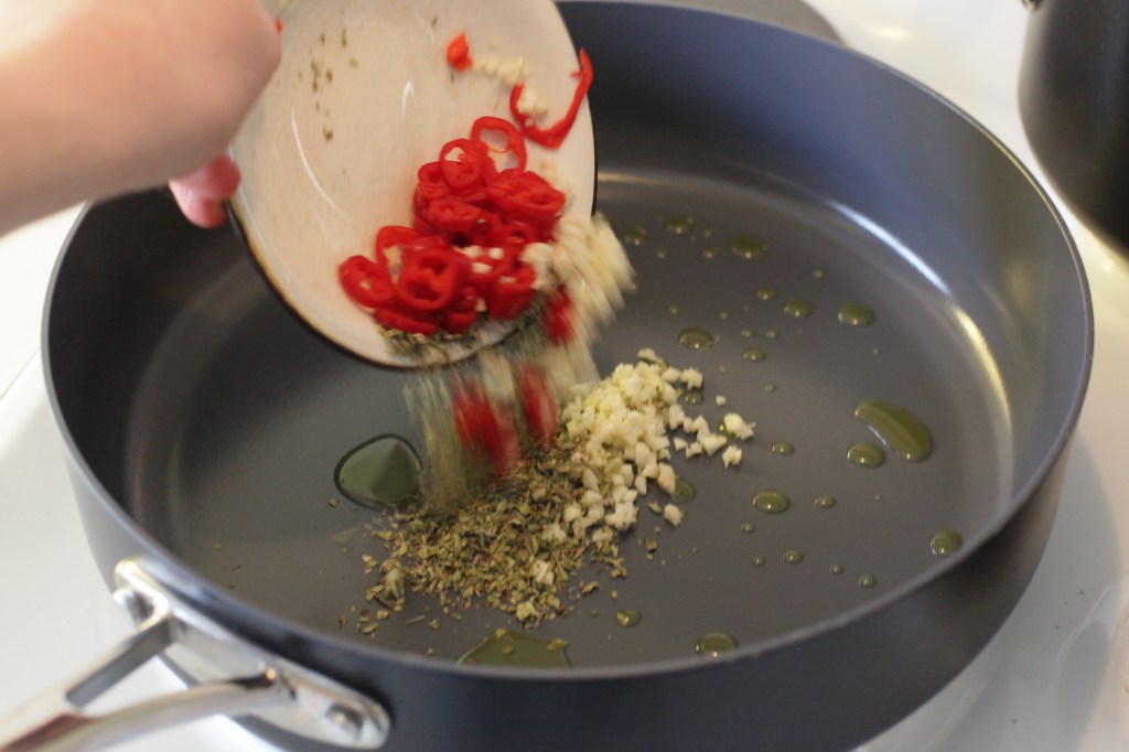 pasta med köttbullar i tomatsås