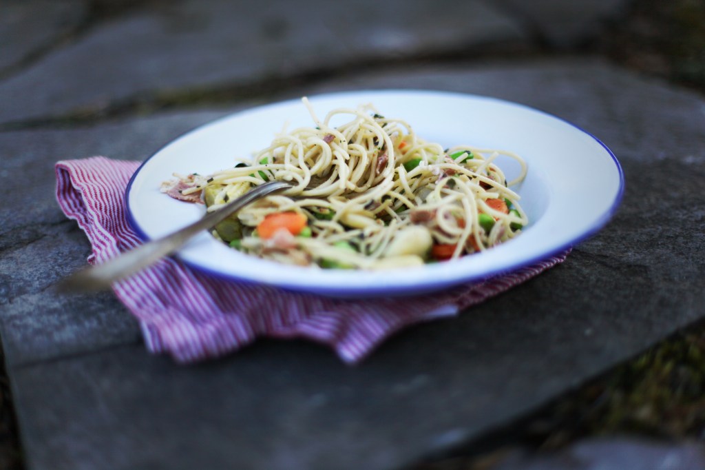 Snabb pasta med sojabönor, bacon och&nbsp;basilika