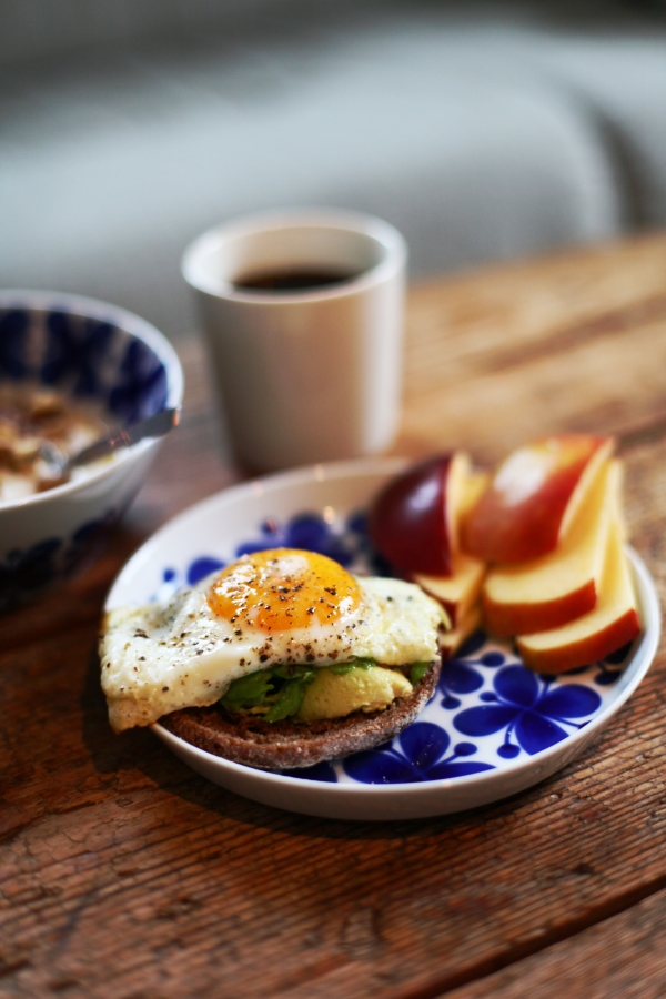 frukost äggmacka och äpple 1