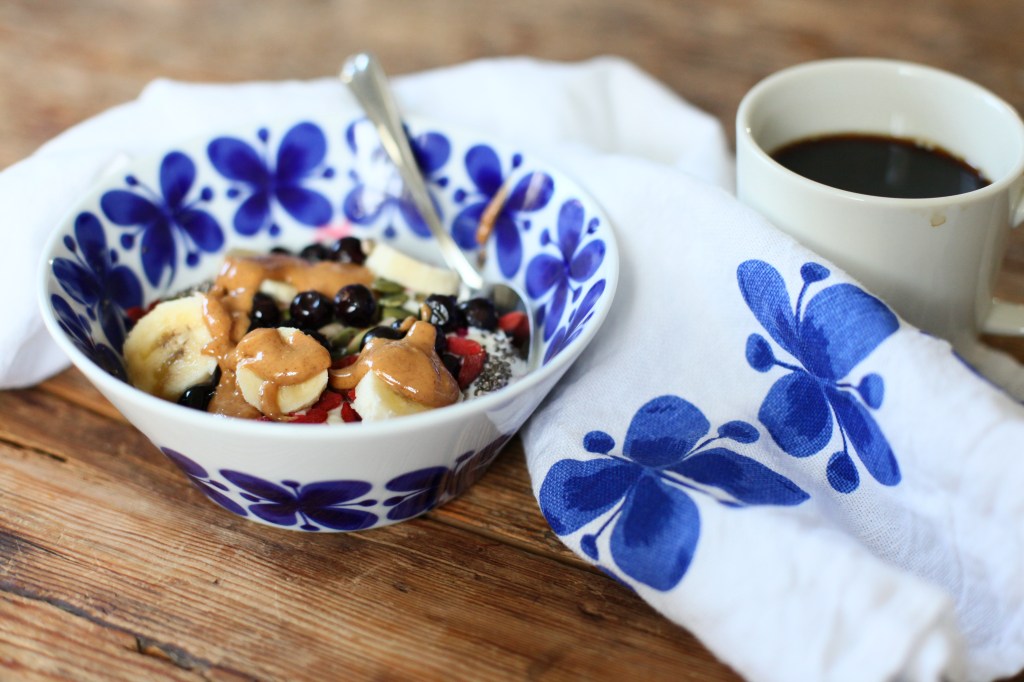 frukostinspiration svarta vinbär dietist blogg matblogg mon amie frukostskål