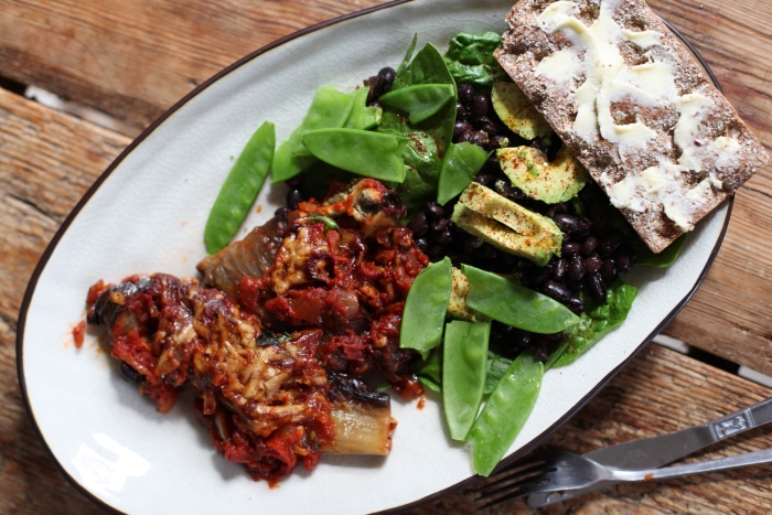 tallrik melanzane alla parmigiana med sallad