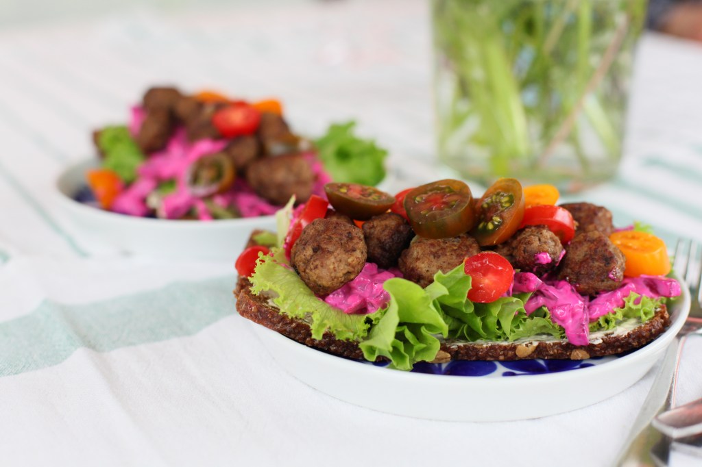 köttbullsmacka midsommar hemlagade köttbullar rödbetssallad