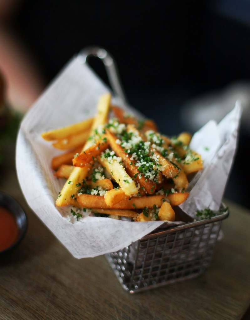 pommes frittes kitchen and table