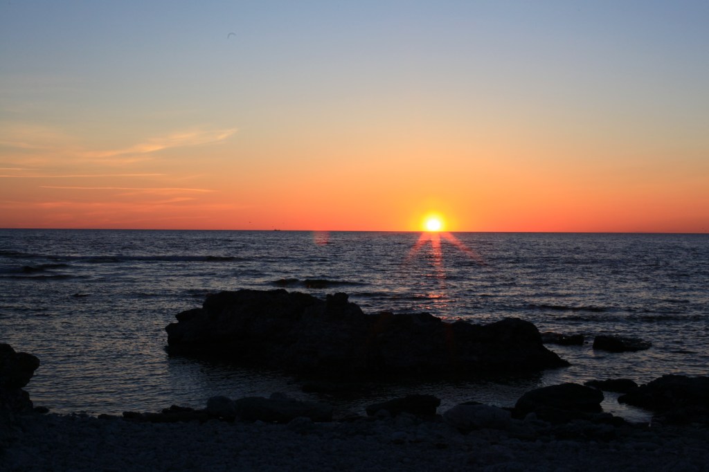 solnedgång över gotländska raukar langhammars