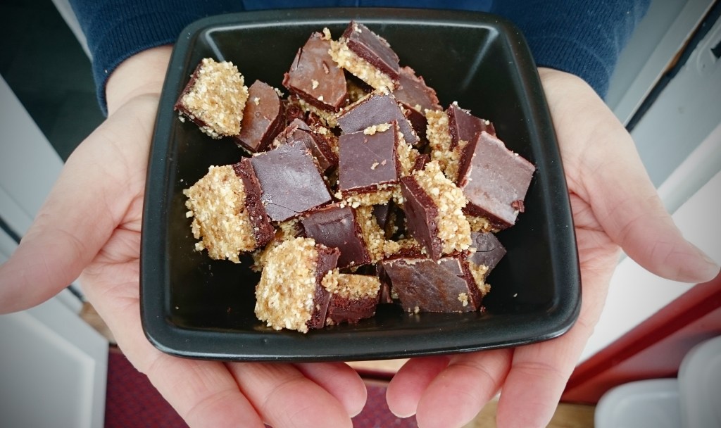 raw nötchoklad med dadlar nötter kokosolja kakao