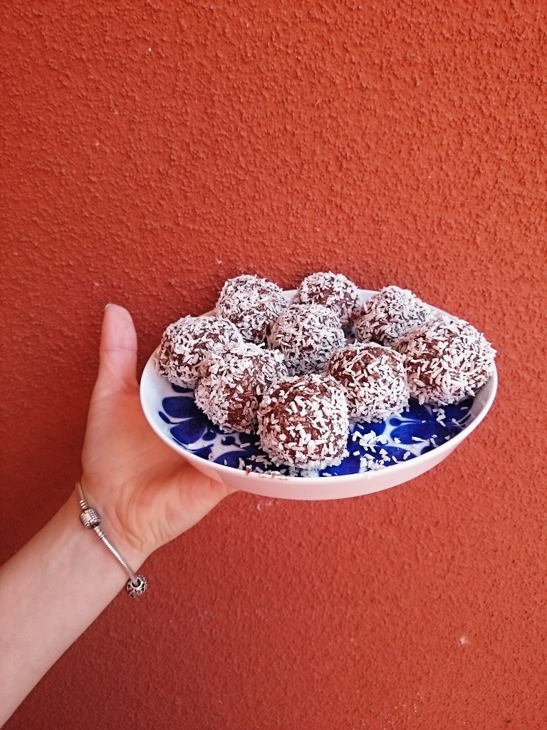 nyttiga chokladbollar utan dadlar med honung
