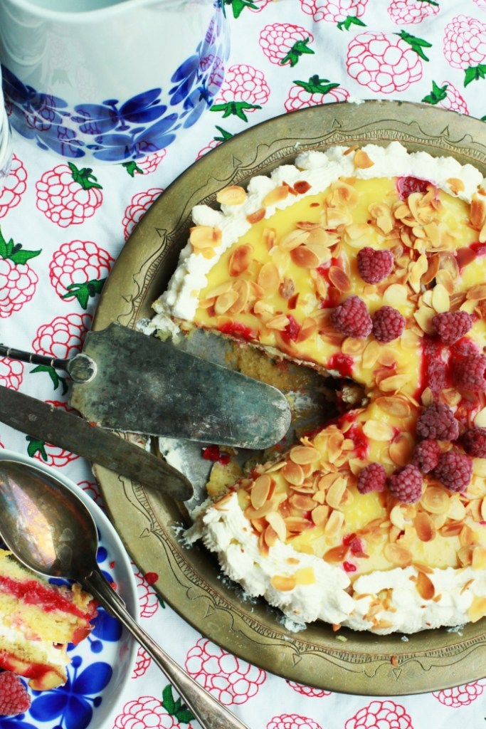 lemoncurdtårta med hallonsås