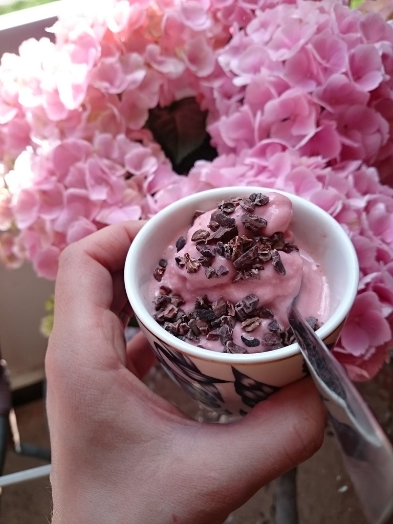 glass av lättyoghurt och ägg