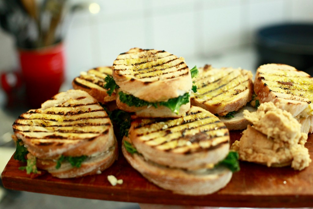 Tips på grillade mackor med hummus, grönkål och&nbsp;feta