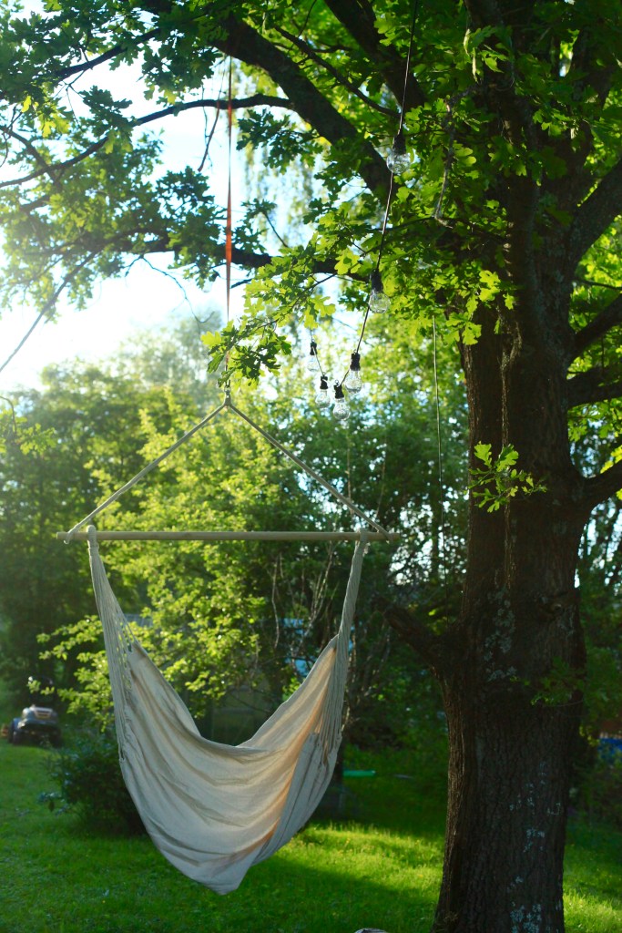 Under den stora eken har vi skapat ett litet paradis. En plats för reflektion med lampor som framträder i skymningen.