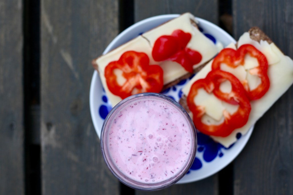 Lyxig lingonsmoothie serverat med&nbsp;gapskratt