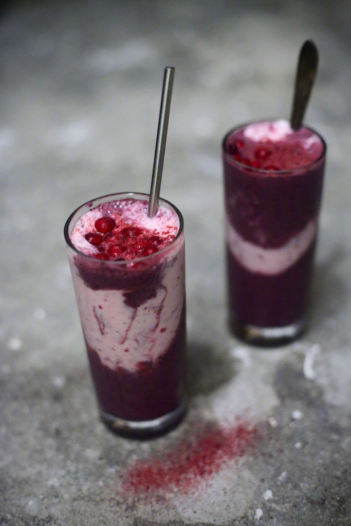 smoothie med två lager blåbär grönkål lingon hälsosam smoothie