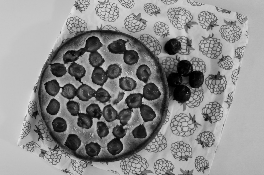 lättlagad enkel plommonkaka som sockerkaka med plommon