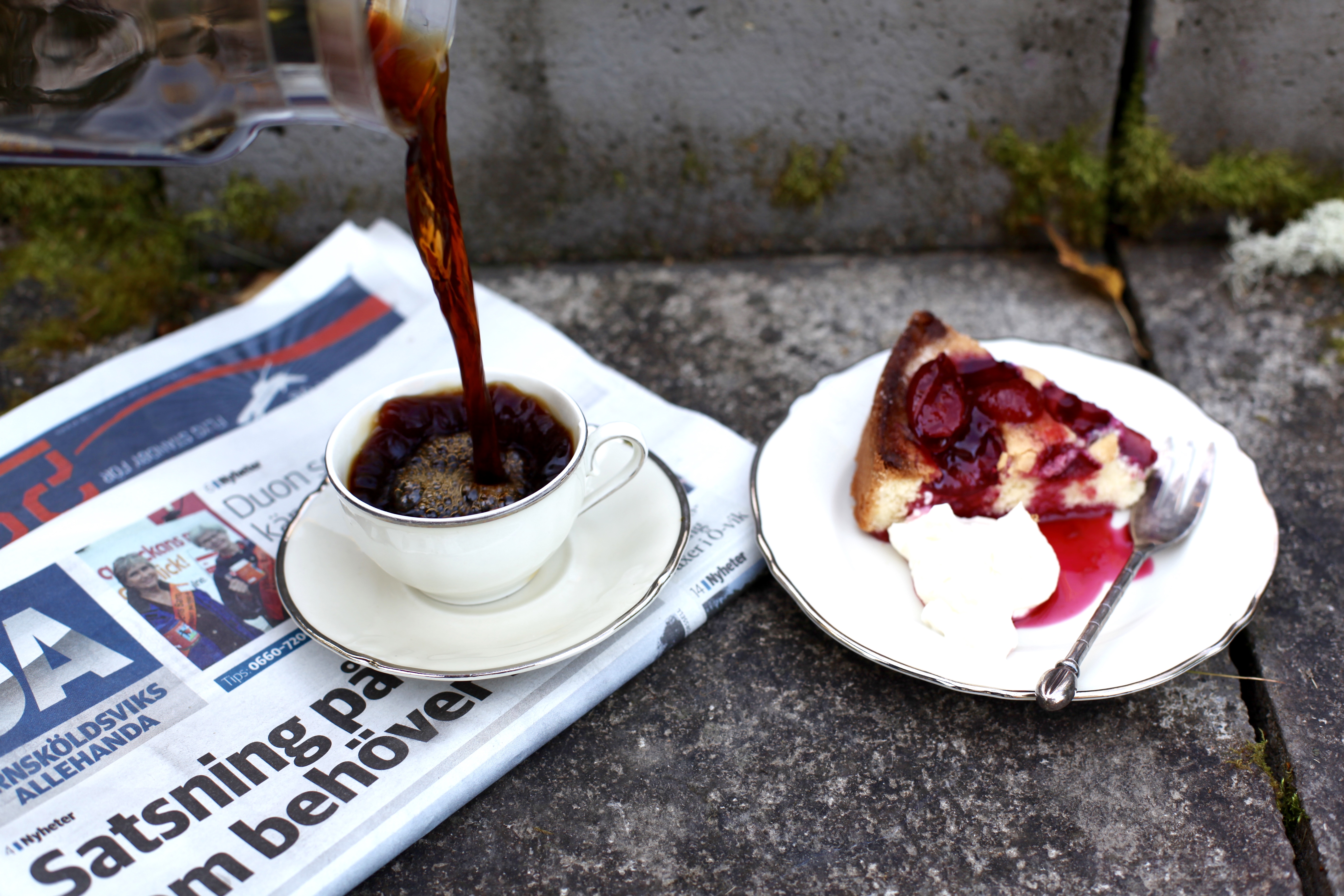 plommonkaka och kaffe