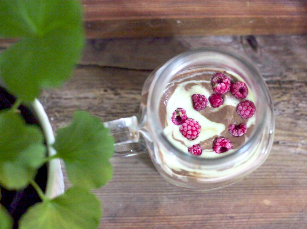 krämig smoothie med avokado och jordnötssmör