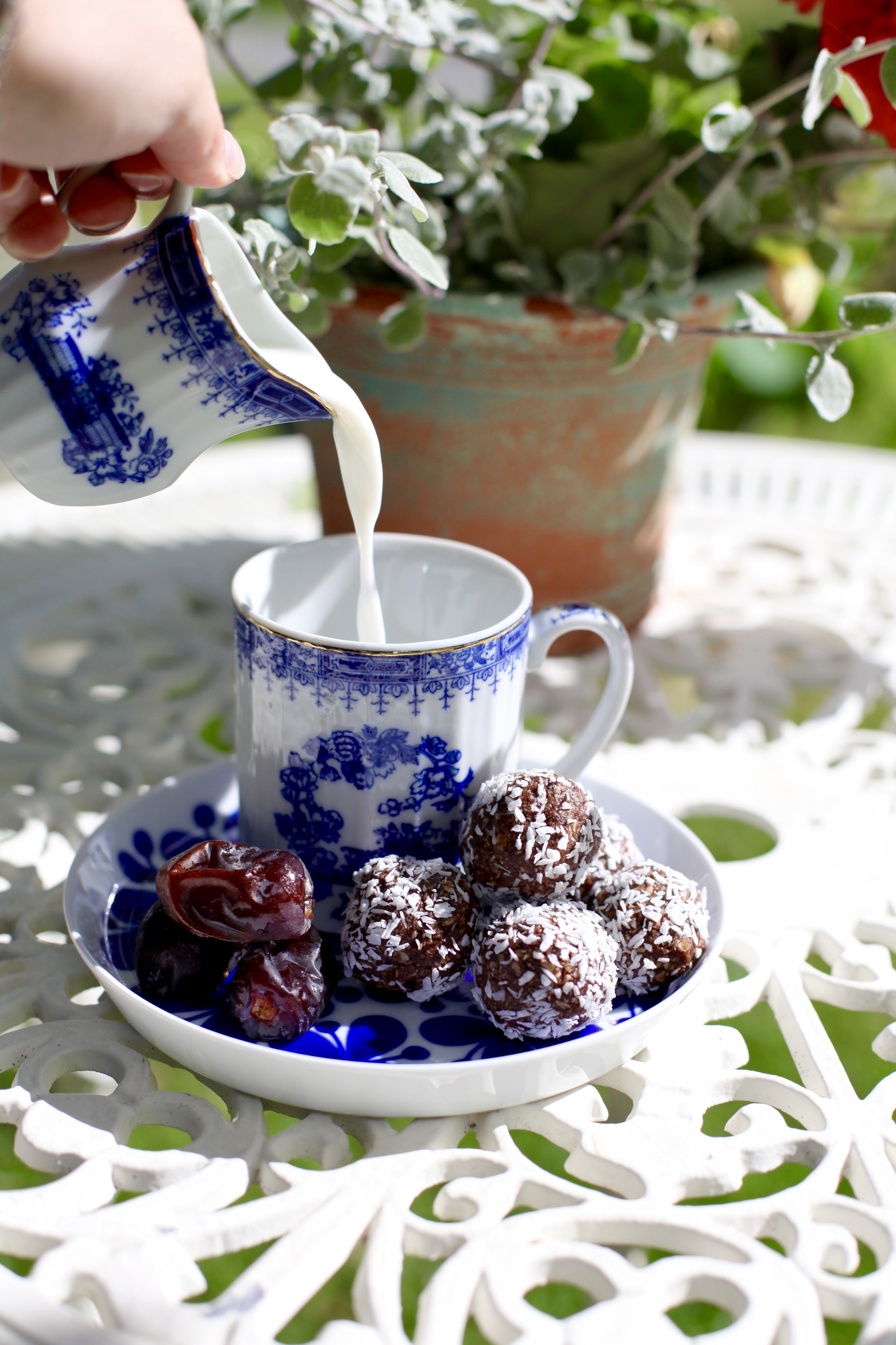 veganska mjölkfria nötfria chokladbollar med dadlar