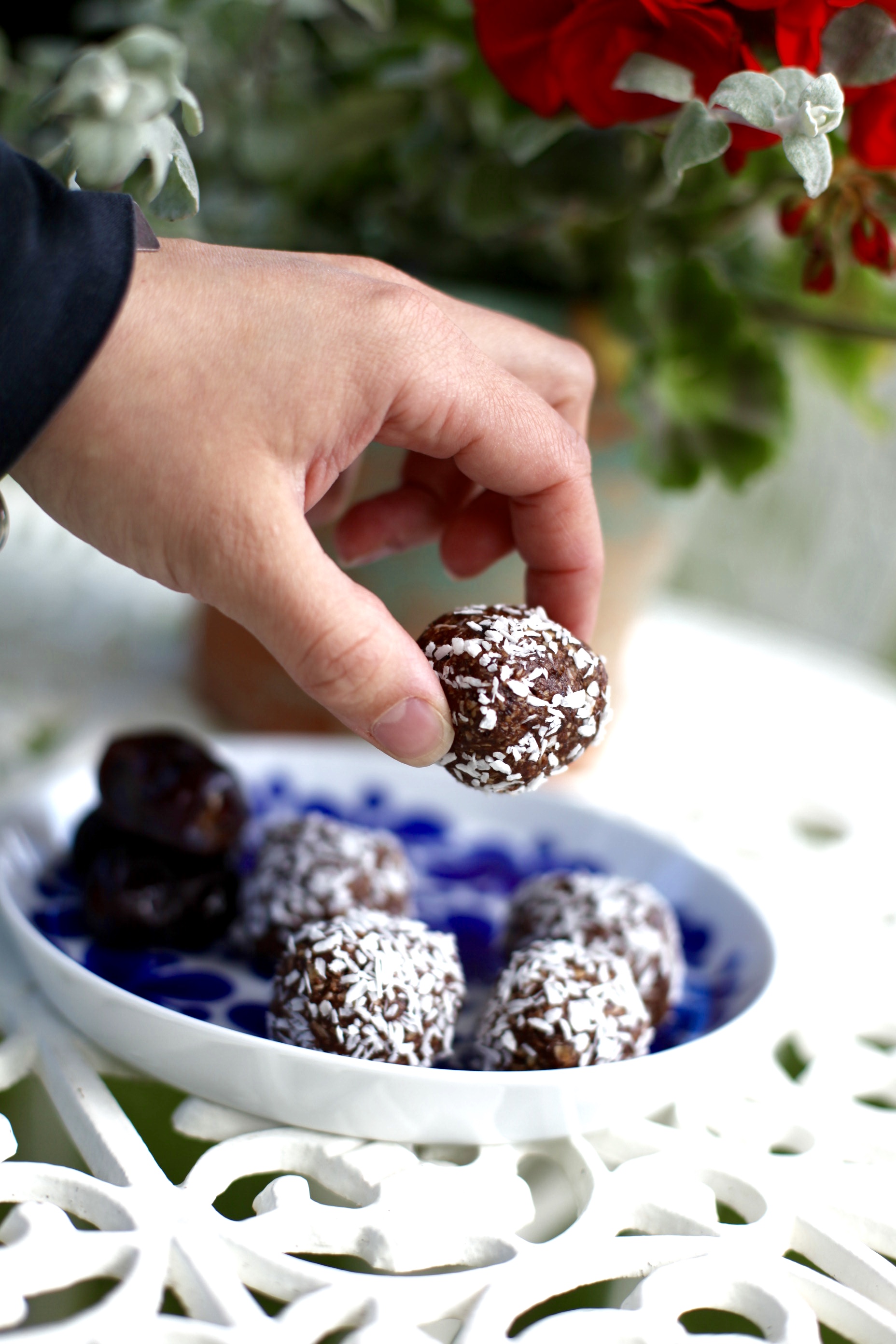 Veganska nötfria mjölkfria chokladbollar med dadlar